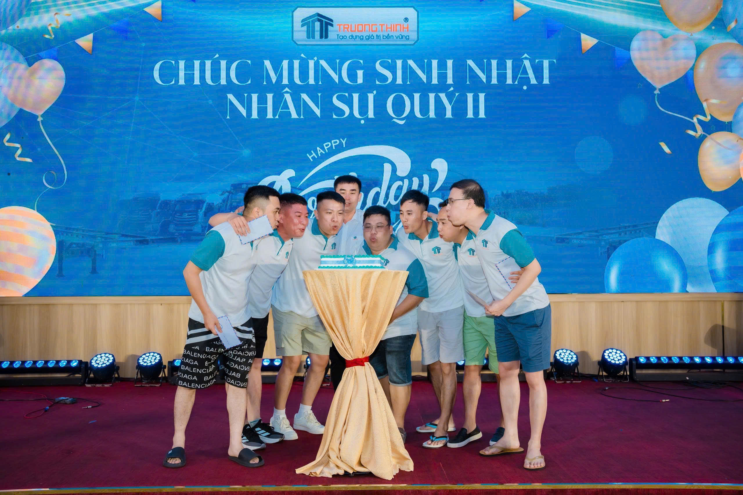 Ấm áp khoảnh khắc sinh nhật Quý II trong đêm Gala đặc biệt