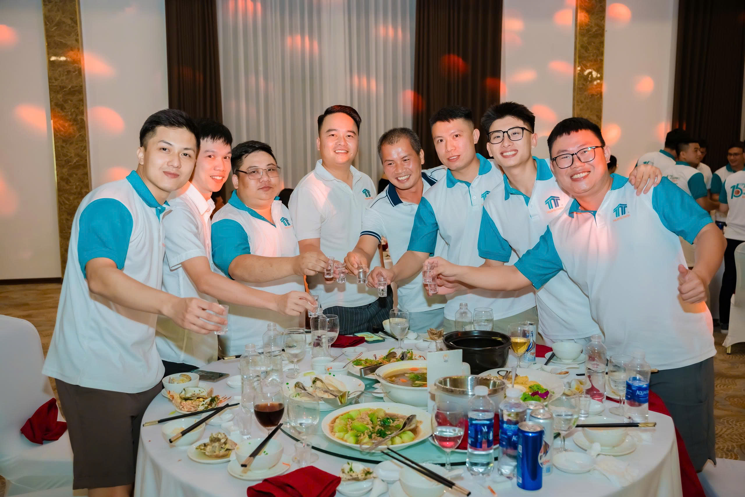 Tập thể CBCNV trong đêm Gala Dinner