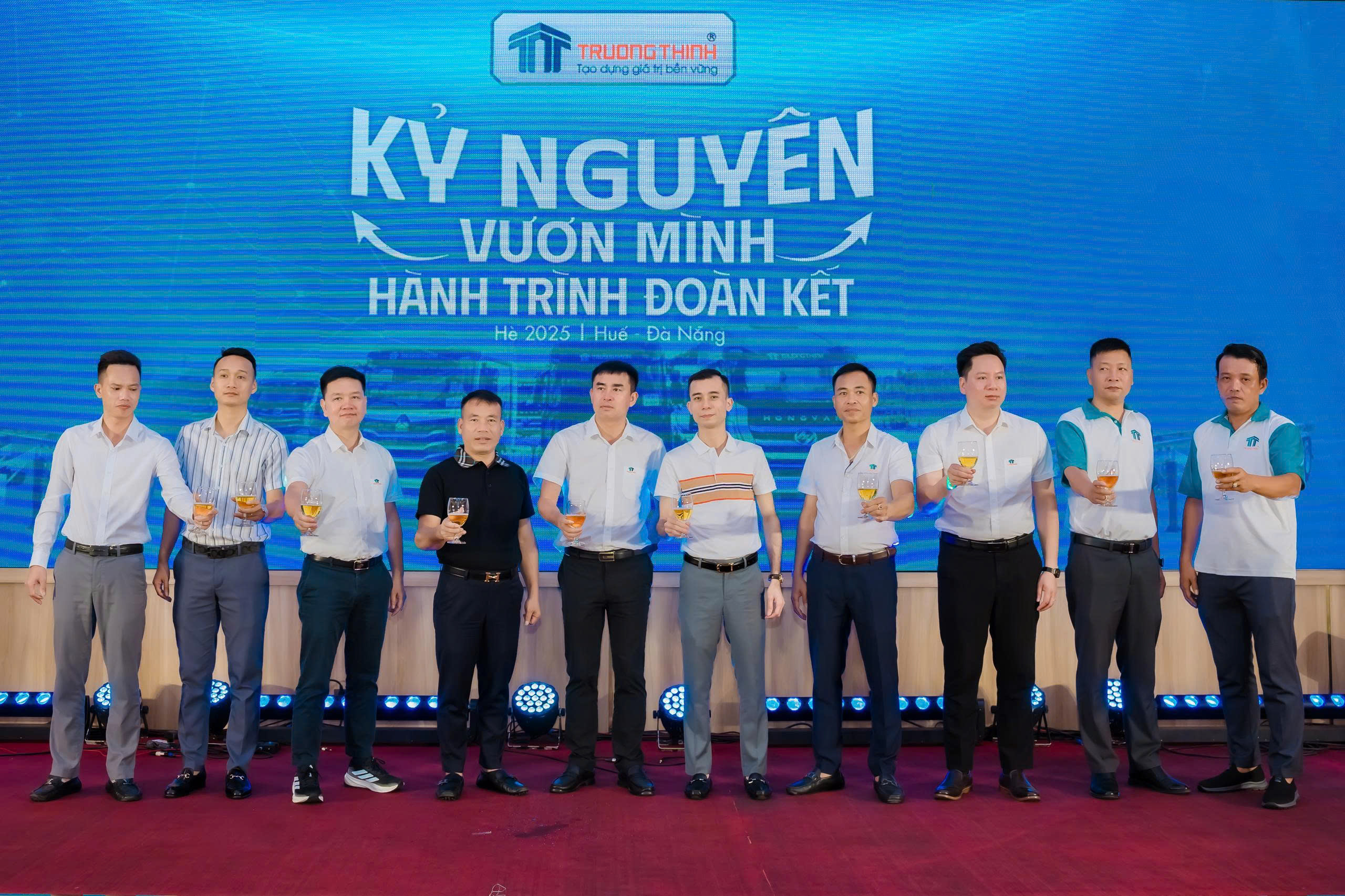 Tập thể CBCNV trong đêm Gala Dinner