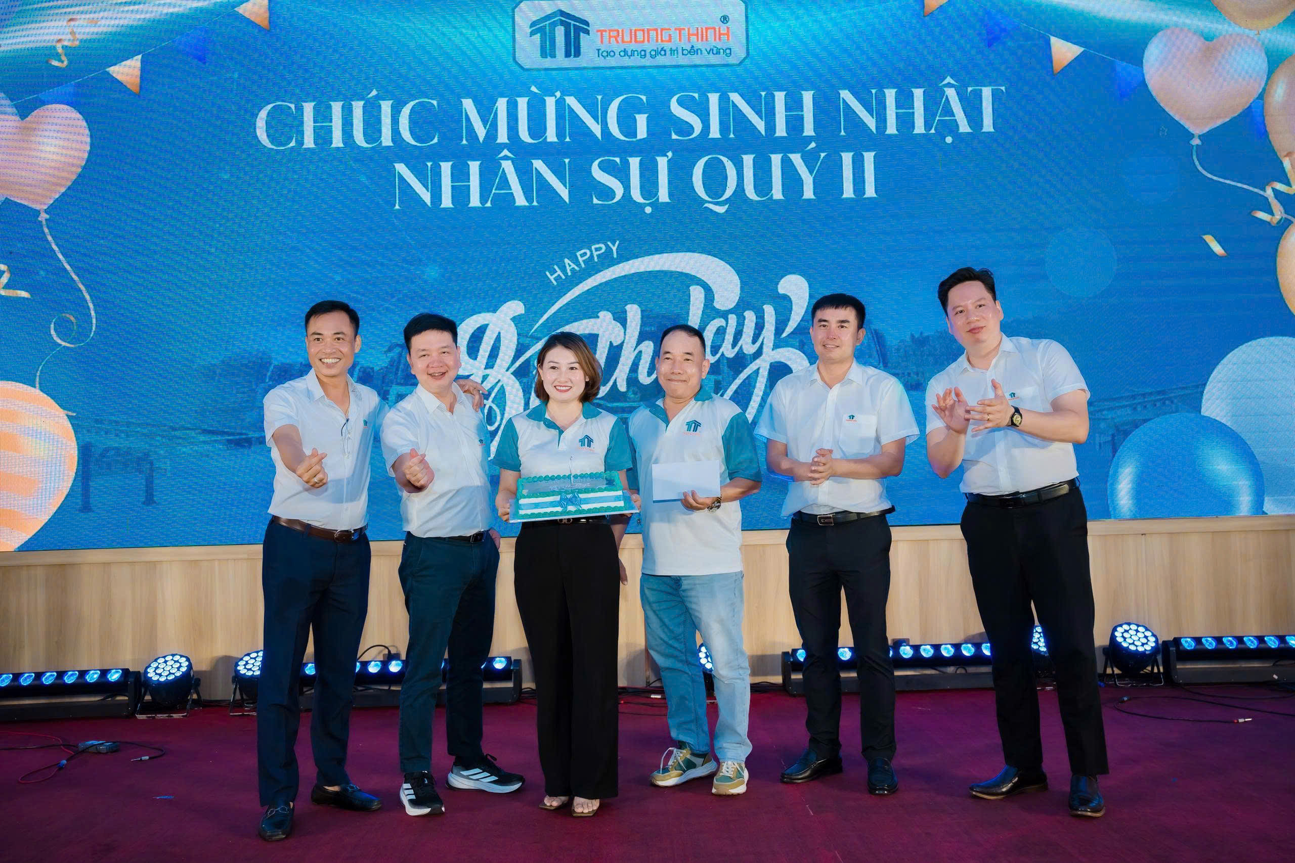 Ấm áp khoảnh khắc sinh nhật Quý II trong đêm Gala đặc biệt