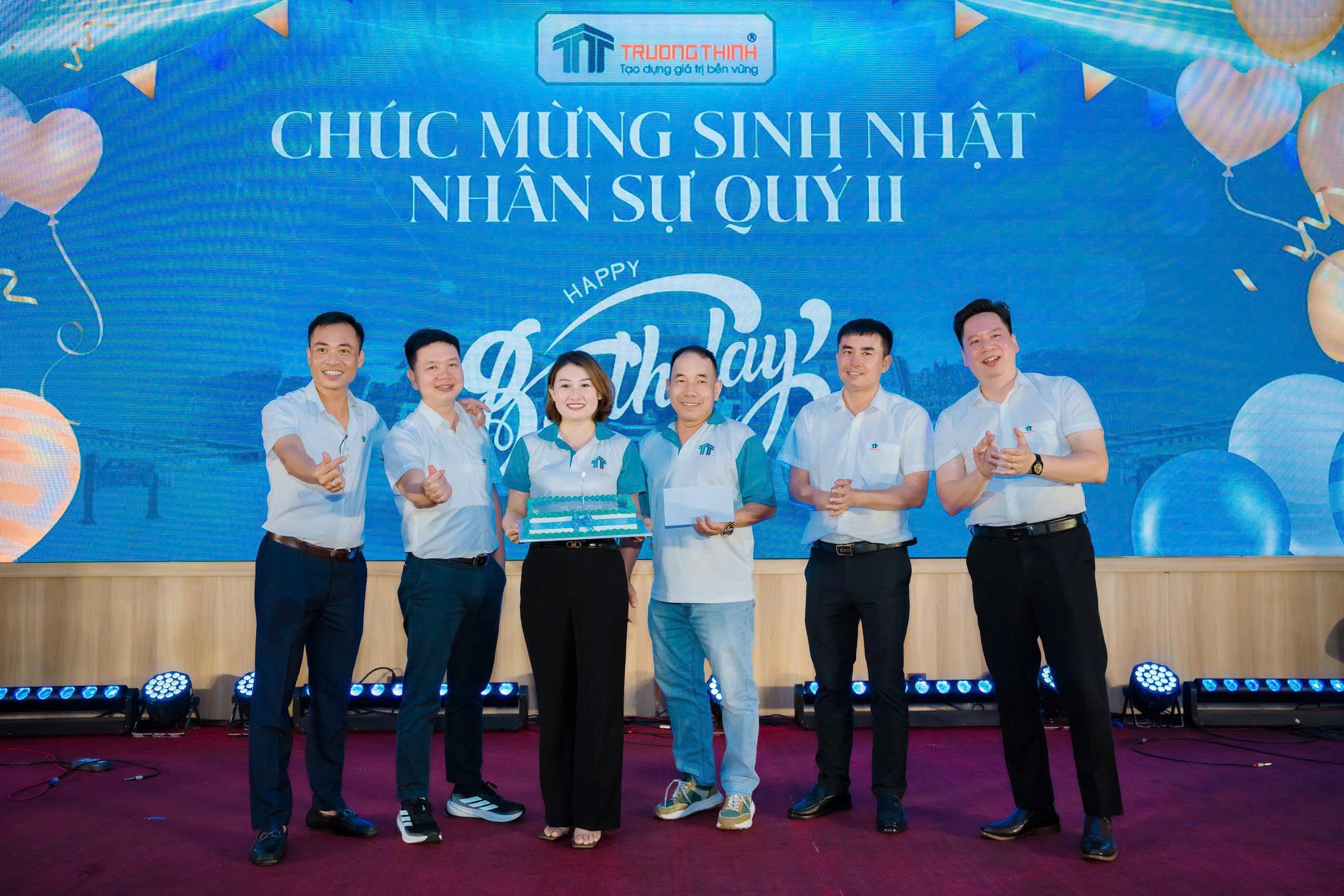 Ấm áp khoảnh khắc sinh nhật Quý II trong đêm Gala đặc biệt