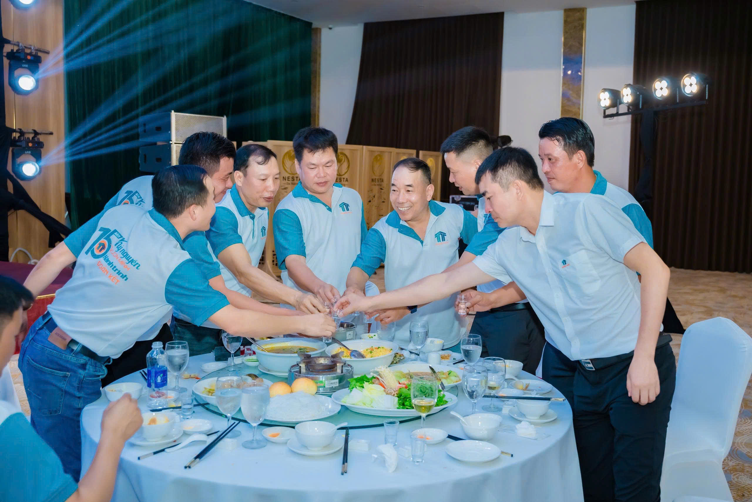 Tập thể CBCNV trong đêm Gala Dinner