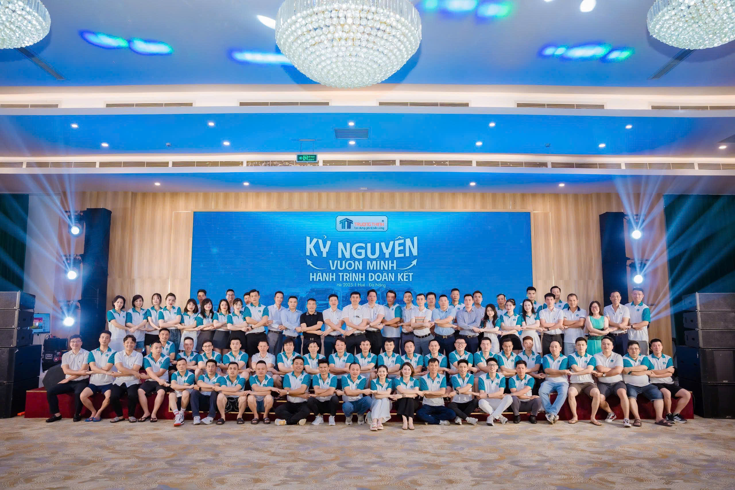 Tập thể CBCNV trong đêm Gala Dinner