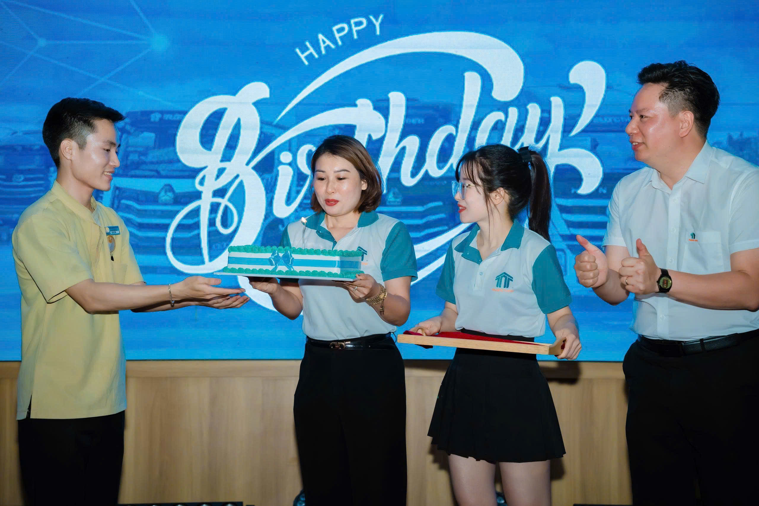 Ấm áp khoảnh khắc sinh nhật Quý II trong đêm Gala đặc biệt