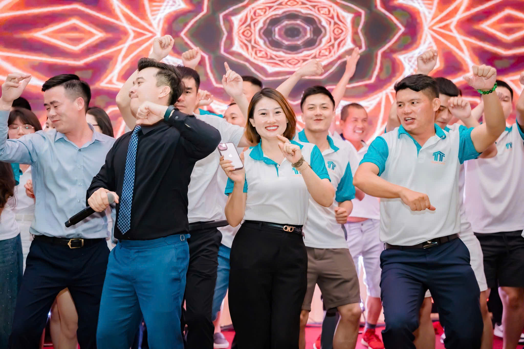 Tập thể CBCNV trong đêm Gala Dinner